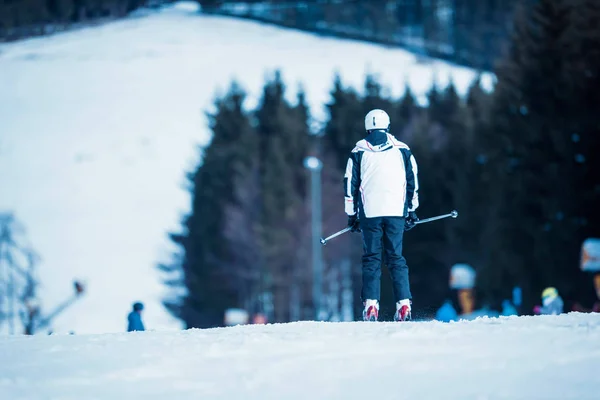 白い保護用のヘルメットとジャケットの中でスキーヤー — ストック写真