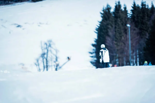 Skier going downhill — Stock Photo, Image