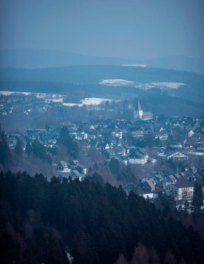 Beyaz kilise ile köy 