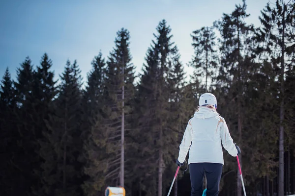 스키 슬로프에 여성 스키어 — 스톡 사진