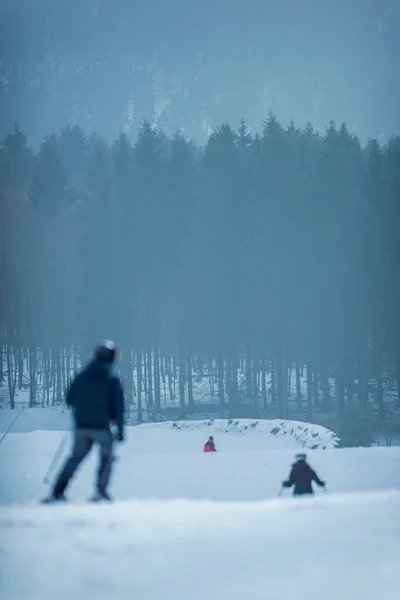 Blurred skiers on ski slope — Stock Photo, Image