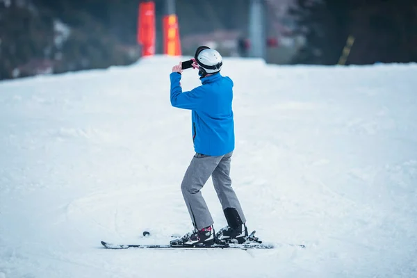 Erkek kayakçı Smartphone ile fotoğraf çekimi — Stok fotoğraf