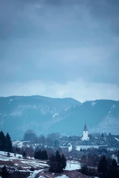 Bílý kostel v horském údolí — Stock fotografie