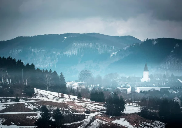 Biały kościół w górskiej dolinie — Zdjęcie stockowe