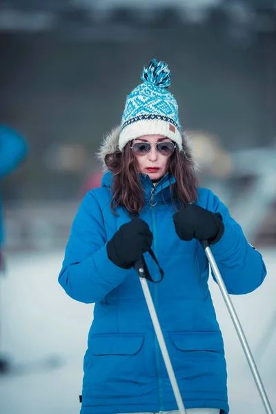 Mulher de inverno em casaco azul — Fotografia de Stock