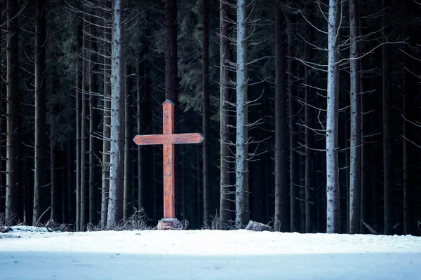 Дерев'яний хрест на сніжному схилі — стокове фото