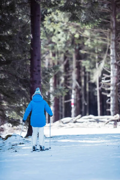 Vrouw afdaling skiën — Stockfoto