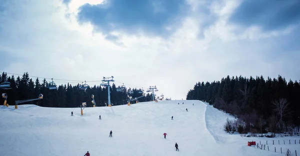 Skiløpere som kommer ned fra piste – stockfoto
