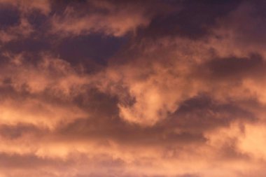 kahverengi turuncu renkli bulutlar