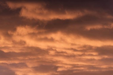 kahverengi turuncu renkli bulutlar