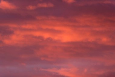 gün batımı sırasında pembe renkli bulutlar.