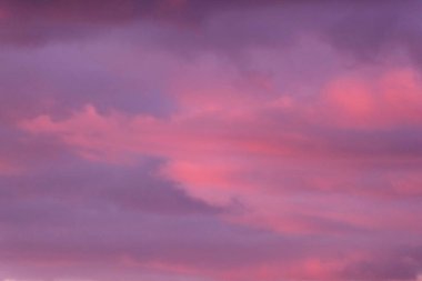 gün batımı sırasında renkli bulutlar