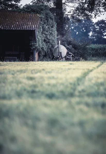 Vintage vărsat cu rezervor de slurry — Fotografie, imagine de stoc