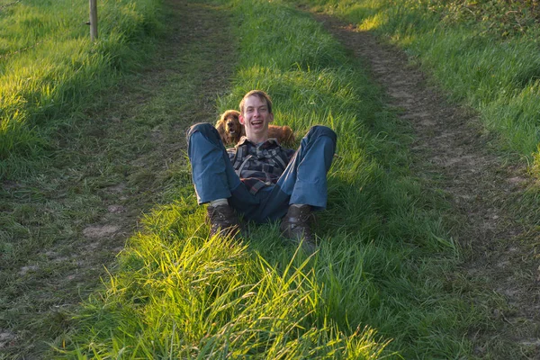 Junger Mann hat Spaß mit Hund — Stockfoto