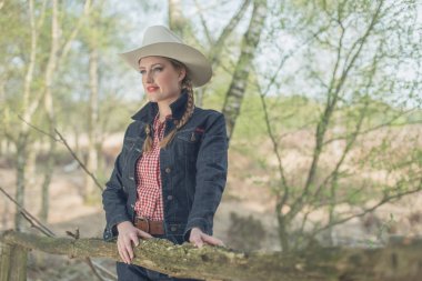 Retro cowgirl gülümseyen