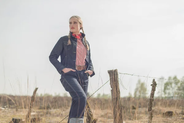 Retro-Frau in Jeans — Stockfoto