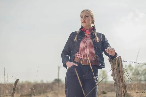 Mulher vintage em jaqueta jeans — Fotografia de Stock