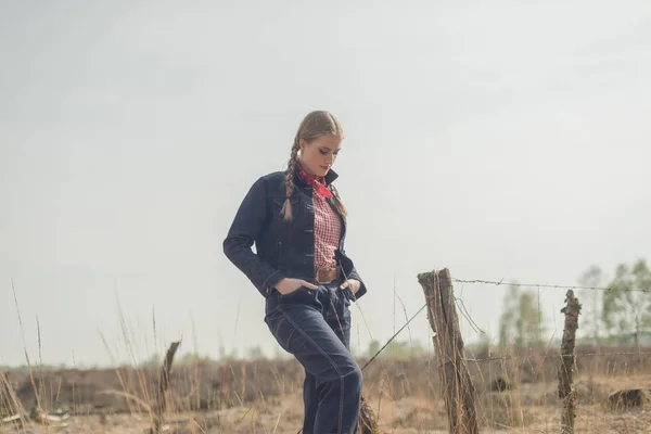 Mujer retro en jeans —  Fotos de Stock