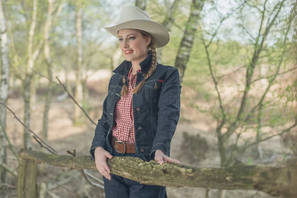 Glimlachend retro cowgirl — Stockfoto