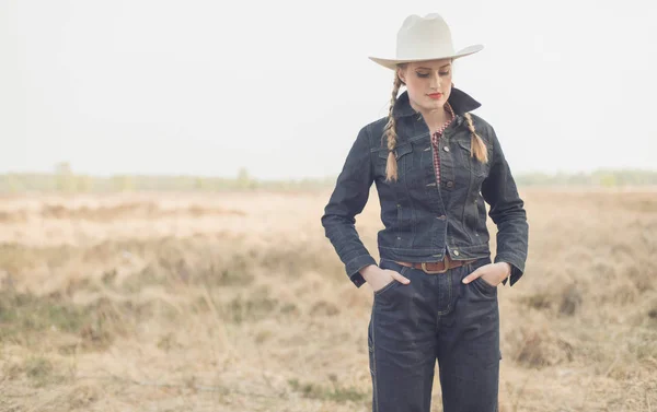 Vintage cowgirl on field — Stock Photo, Image