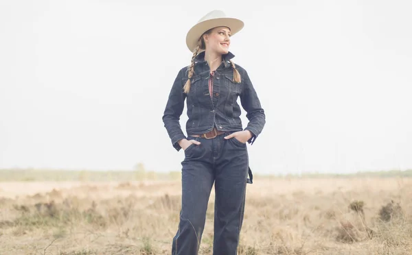 Gülümseyen vintage cowgirl — Stok fotoğraf