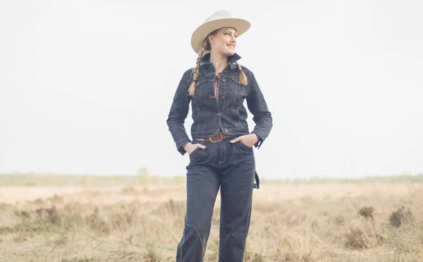 Sorrindo vintage cowgirl — Fotografia de Stock