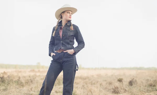 Vintage cowgirl on field — Stock Photo, Image