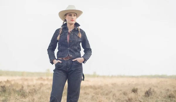 Vintage cowgirl na pole. — Zdjęcie stockowe