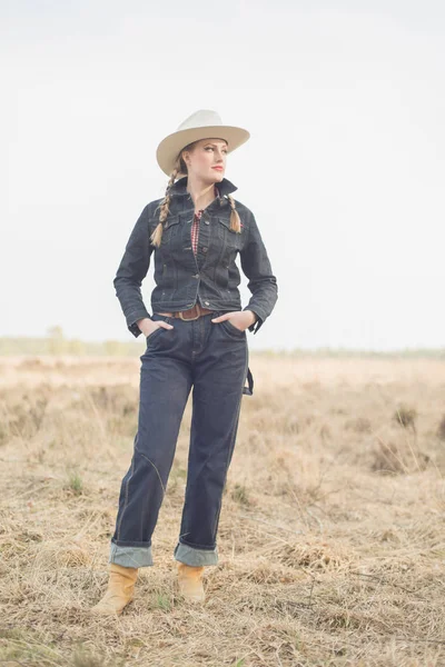 Vintage cowgirl in jeans — Stock Photo, Image