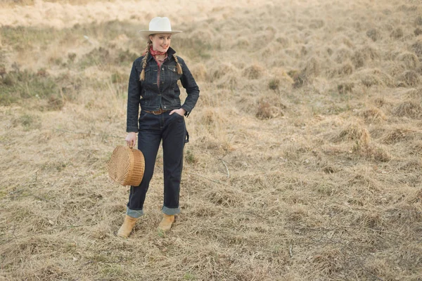 Retro cowgirl gülümseyen — Stok fotoğraf