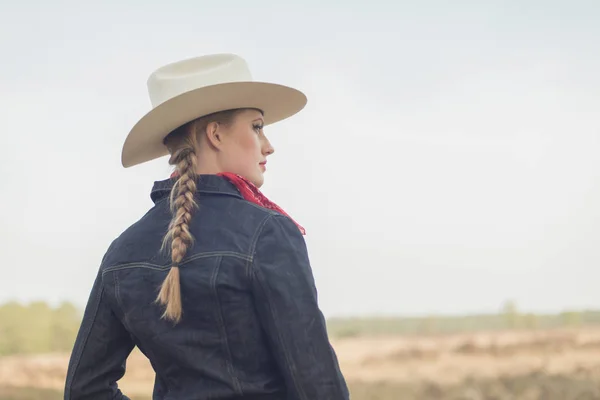 Cowgirl retro no campo — Fotografia de Stock