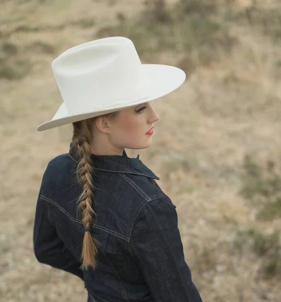 Cowgirl v džínové bundy — Stock fotografie