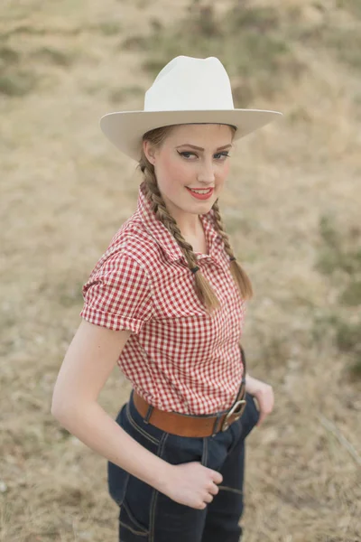 Uśmiechający się retro cowgirl — Zdjęcie stockowe