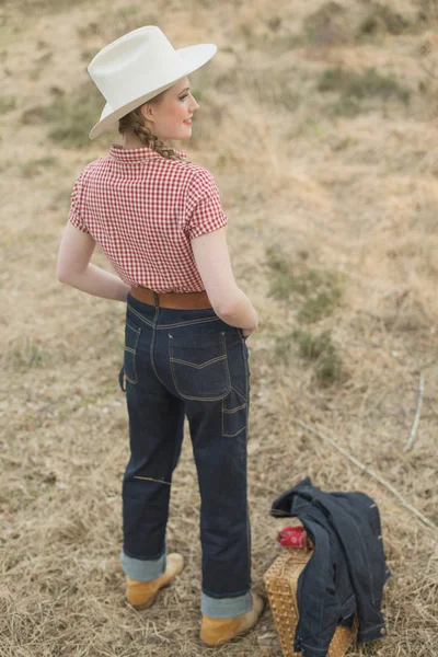 Vintage cowgirl s proutěný koš — Stock fotografie
