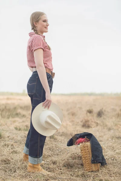 Lächelndes Retro-Cowgirl — Stockfoto