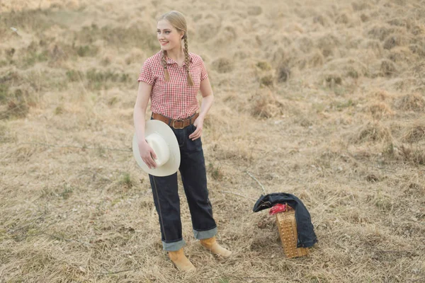 Retro cowgirl gülümseyen — Stok fotoğraf