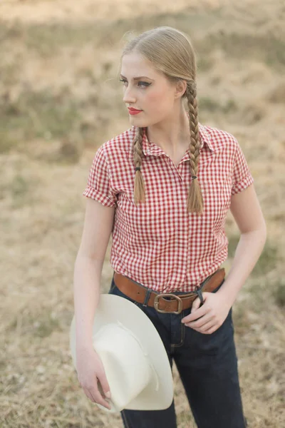 Jonge vrouw met witte hoed — Stockfoto