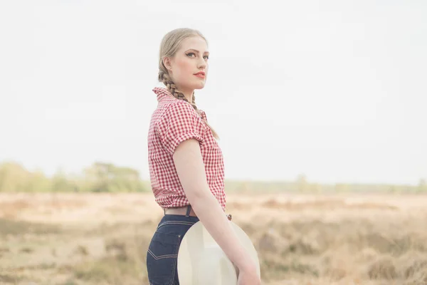 Retro Cowgirl mit weißem Hut — Stockfoto