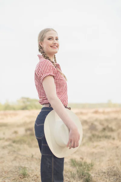 Sorrindo cowgirl retro com chapéu branco — Fotografia de Stock