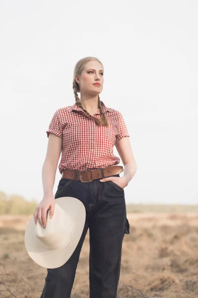 Cowgirl retro no campo — Fotografia de Stock