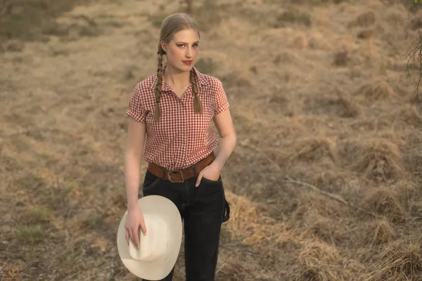 Retro cowgirl on field — Stock Photo, Image