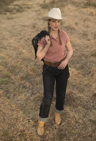Vintage cowgirl v kostkované košili — Stock fotografie