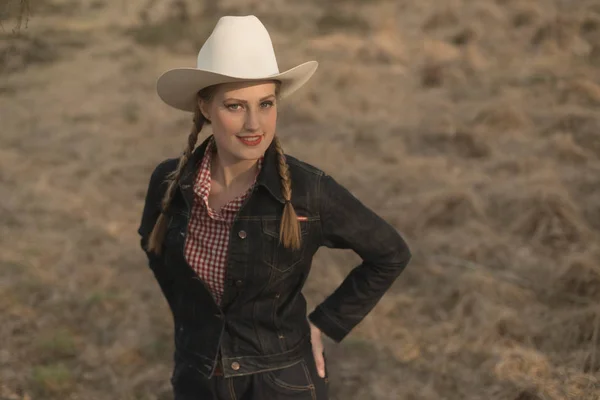 Lachende vintage cowgirl — Stockfoto