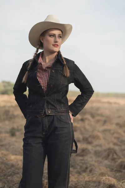 Retro cowgirl in countryside — Stock Photo, Image