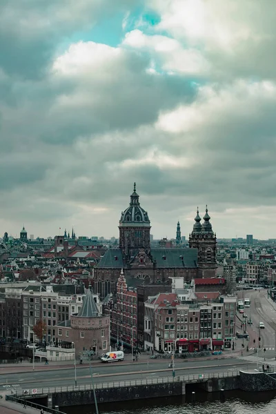 Velho centro da cidade de Amsterdã sob céu nublado no outono . — Fotografia de Stock