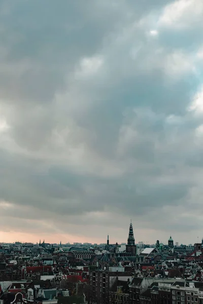 Staré centrum Amsterdamu pod zataženou oblohou na podzim. — Stock fotografie