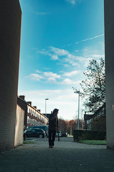 Man with handgun in residential area. — Stock Photo, Image