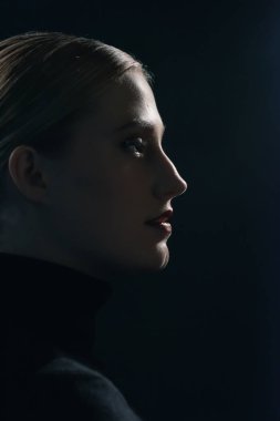 1940 'ların klasik siyah balıkçı yaka kazaklı kadını. Yan görünüm.