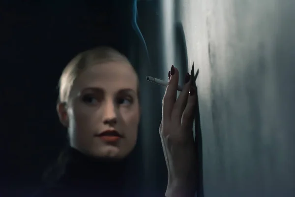 Retro 1940er Jahre Frau mit Zigarette im schwarzen Rollkragenpullover lea — Stockfoto