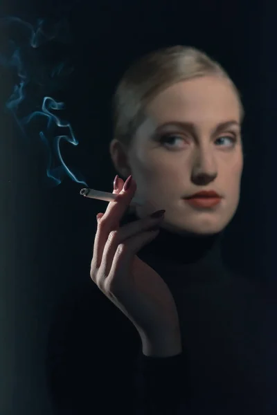 Donna retrò anni '40 con sigaretta in maglione dolcevita nero . — Foto Stock